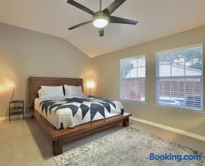 Gorgeous 4 bedroom 2,5 bath Home with Heated Pool, Spa & Game Room close to DFW Airport, Gaylord Convention Center, Shops and Restaurants - Image 2