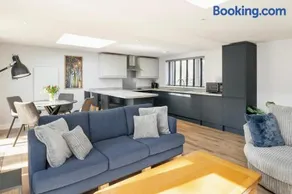 Laurel Lodge - Stylish Two Bed & Free Parking - Image 3