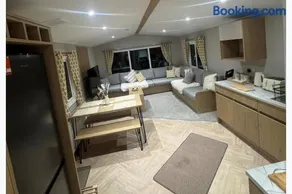 Sleeps6-BeachCaravan-FreeParking-Porthcawl - Image 1