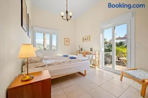 Merveilleux appartement de vacances entièrement équipé avec terrasse, piscine et internet haut débit | Vue plage | Idéal pour le télétravail - Image 4