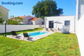 Holiday house with private pool in village Šišan - Image 2