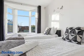 The Crews Quarters Anfield - Sleeps 9 - Modern - Image 5