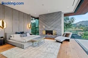 Luxurious 5BR Villa in BH with Pool, Theater, and Views - Image 4