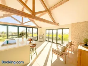 The Cotswold Barn nr Moreton in Marsh - Image 2