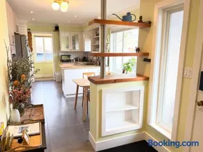 The Orange Door Bungalow- 2-BR w private yard, walkable to cafes & restaurants, 10 min to DT - Image 3