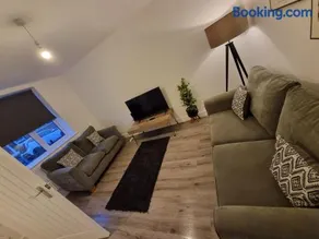 Comfortable 2-Bedroom Barwell Home A with Free Parking - Image 4