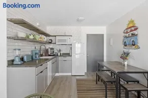 Town of Lewes penthouse with balcony beach access close to restaurants - Image 3