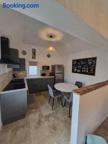 Maison avec terrasse et jardin - Image 1