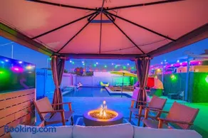 Minutes to Old Town & Stadium, Pool, Sauna, Gazebo, Hot Tub, Fire Pit, Sleeps 14 - Image 1