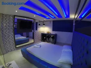 Motel Glamour - Image 3