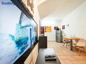 Corner view 1 - Image 1
