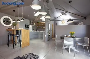 The Bolt, Nr Wells - Hot Tub - Free Parking & WiFi - Rural Views - Image 2