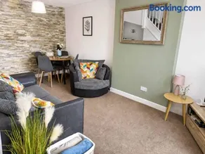 Dean House 2 BR-Free parking-Work stays-Fully Equipped-SLEEPS 5 - Image 2