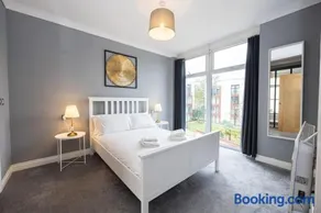 The Sharston - Free Parking & Close To Airport - Image 4
