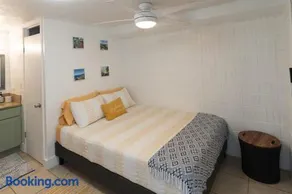 Ground Level Beachfront Studio - Image 1