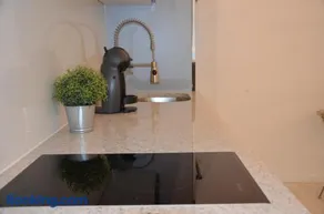 Modern City Apt, next to Metro - Image 5