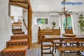 Private Romantic Escape, Hidden Gem w Hot Tub - Image 4