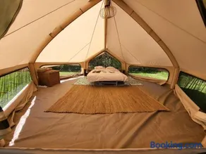 Sfeervolle Tipi tent dicht bij de kust. - Image 1
