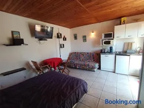 Studio avec terrasses et jardin en rdc de villa - Image 1