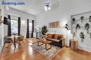 Large Historical Center City 1BR that Sleeps 4 - Image 1