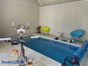 Villa Fontaine avec piscine intérieur chauffée-Maison de campagne Familiale -idéal Vacances ou Séjour Professionnel -3 chambres-Bureau séparé -Lit Bébé - Parking Facile & Gratuit - Image 2