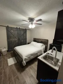 cozy studio apartment with private entrance and patio - Image 1