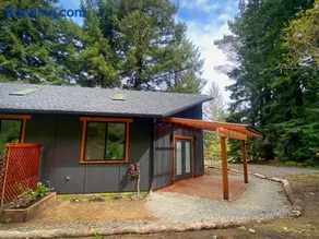 Modern home in country setting, close to town - Image 1