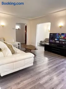 Elmshade Villa in Vancouver South - Image 4