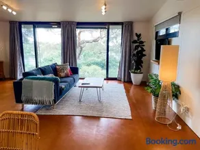Tranquil Garden Studio with Stunning Lake Views - Image 3