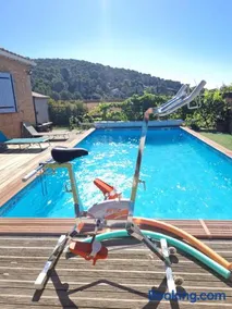 Chalet de 25 m2 avec jardin, piscine et spa uniquement accessible en juin sept - Image 4