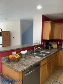 Stunning Executive Townhome in Private HOA - Image 5