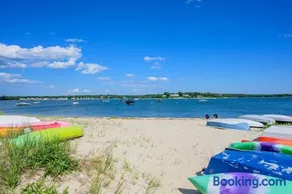 Walk to beach in charming neighborhood - Image 3