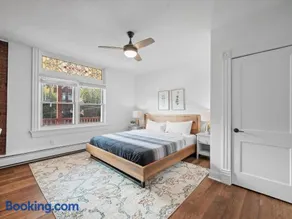 Shadyside, Pittsburgh, Modern and Accessible 2 Bedroom Unit2 with Free Parking - Image 1