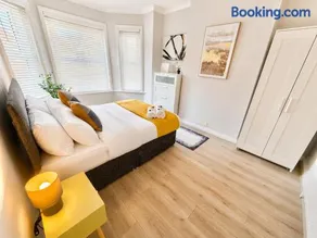 Spacious Four Bedroom Home Close to Beach and Town with Garden - Sleeps 8 - Image 2