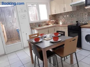 L'artistique, Maison pour 4 personnes, 2 chambres, stationnement gratuit, petite cour, spacieux, atypique - Image 3