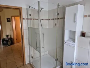 Sonniges Zimmer im Einfamilienhaus - Image 1