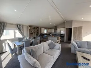 The Retreat 1 - Hot tub Lodge, pet friendly, WiFi & bed linen- Golden Palm Resort - Meadow Lakes Caravan & Lodge Hire - Image 3