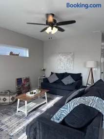 Spacious 3 bed 2 bath with King Master in Sycamore - Image 4