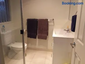 Waratah Apartment - Image 4
