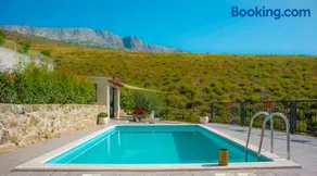 Hill Apartment with Private Pool - Image 2