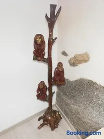 Los Tres Monos - Image 2