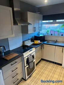 Fantastic full 3 bedroom modern apartment - Image 3