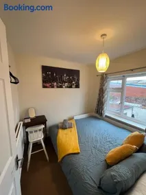 Free Parking 3-Bedroom House Near York Town - Image 4