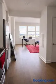 Elegant Long Island City Studio with Skyline Views - Image 2