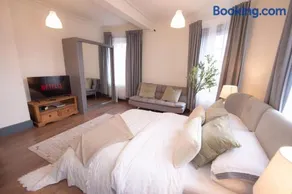 The Stage Door - 3BR in Central Tunbridge Wells - Sleeps up to 7 People - Image 4