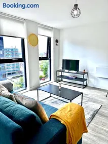 Fresh 2Bed 2Bath Apartment 2mins drive to Man Utd Stadium - Image 3