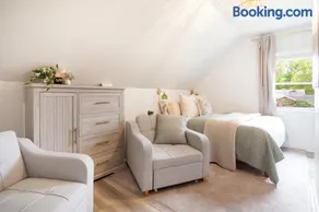 Delightful & Well Provisioned Home in Ideal Local - Image 3