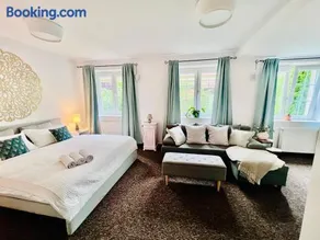 BL - The Townhouse, 24hr Self Check-in, Free Private Parking, Garden, Adjacent to beautiful City Park, City Centre 5 min walk - Image 2