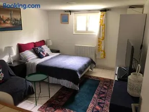 Room in house near Lycee International St Germain en Laye - Image 1