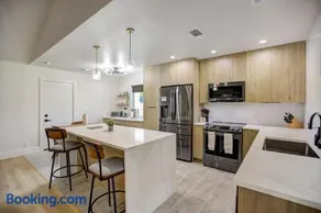 Custom Designer Home. Sleeps 9. Close to domain Q2 - Image 2
